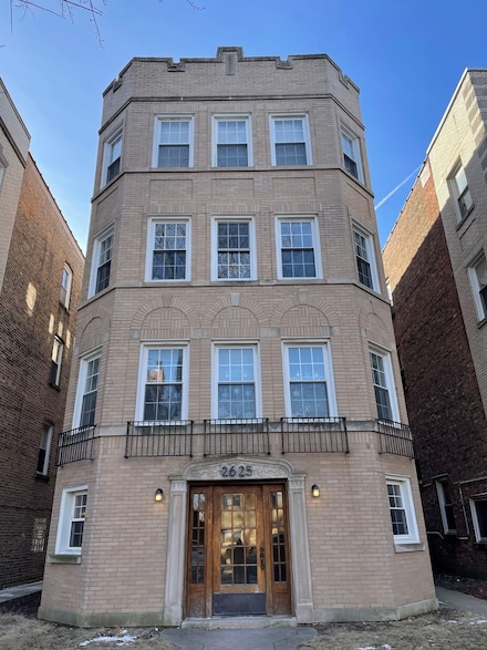 2625 W Greenleaf Ave, Chicago, IL 60645