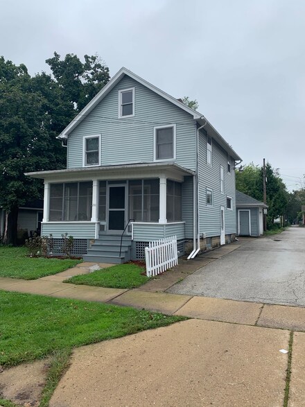 210 Grand Ave, Aurora, IL 60506