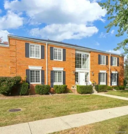 676 E Fox Hills Dr, Bloomfield Hills, MI 48304