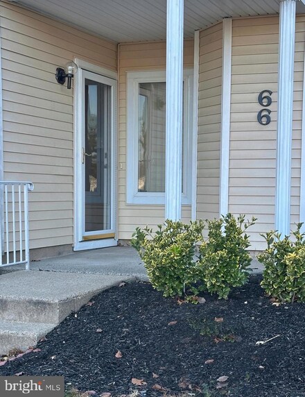 66 Catherine Ct, Levittown, PA 19057