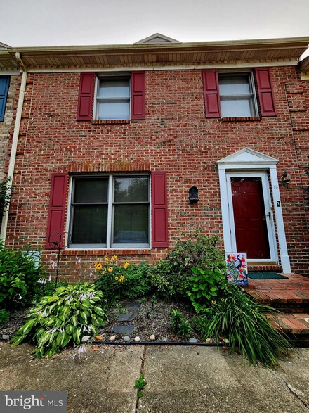 15 Wellington Dr W, Hockessin, DE 19707