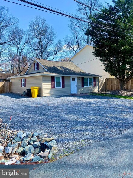 1248 Hawthorne St, Shady Side, MD 20764