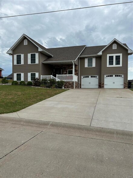 102 Nighthawk Ln, Hannibal, MO 63401