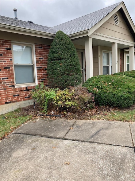 6550 Dolphin Cir E, Florissant, MO 63033
