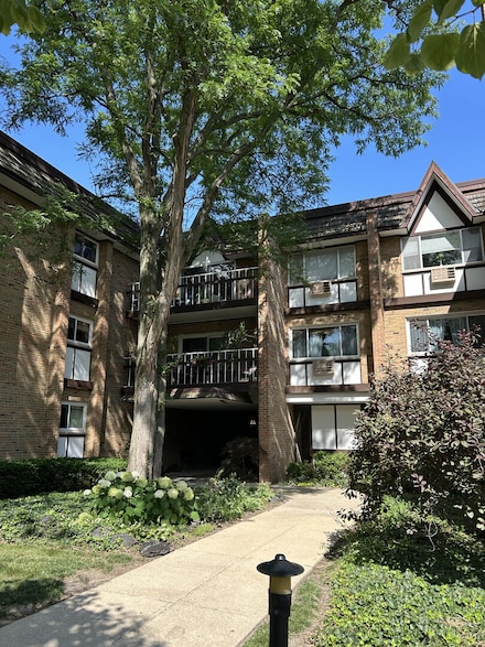 320 Claymoor Unit 2D, Hinsdale, IL 60521
