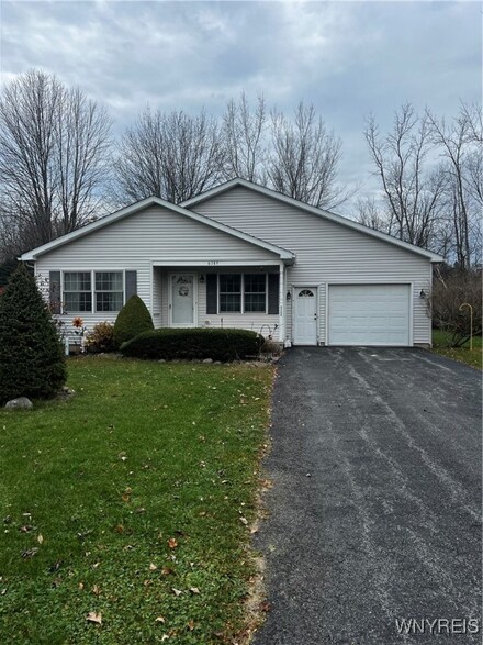 6389 Rounds Rd, Newfane, NY 14108