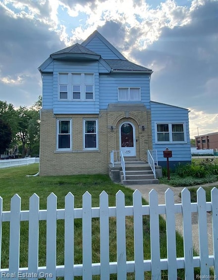 3352 4th St, Wyandotte, MI 48192