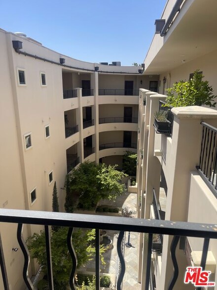 12045 Hoffman St Unit 405, Studio City, CA 91604