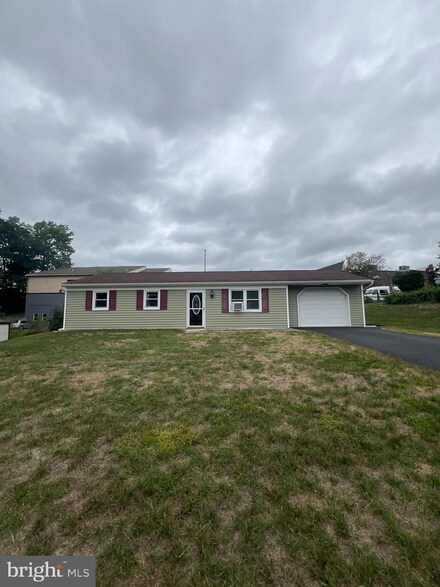 444 S 9th St, Akron, PA 17501