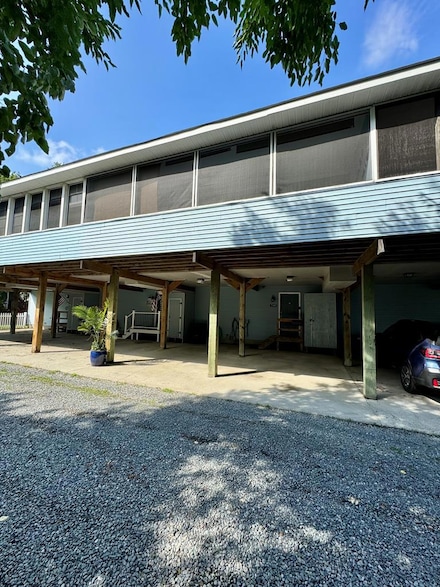 7069 Bond St, Chincoteague Island, VA 23336