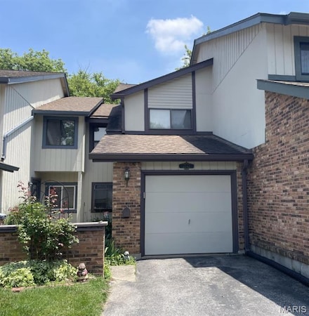 2042 Painted Leaf Dr, Maryland Heights, MO 63043