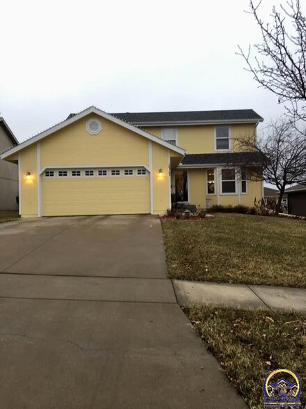 1717 SW Stone Crest Dr, Topeka, KS 66615