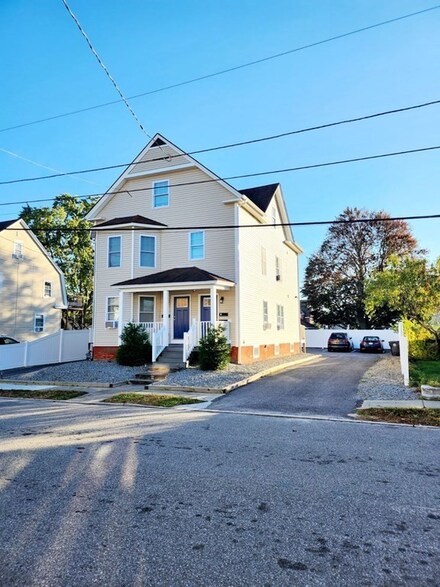 40 Hawthorne Ave, Cranston, RI 02910