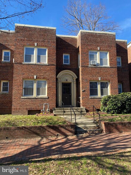 904 5th St NE, Washington, DC 20002