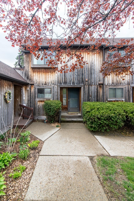 2033 Pauline Ct, Ann Arbor, MI 48103