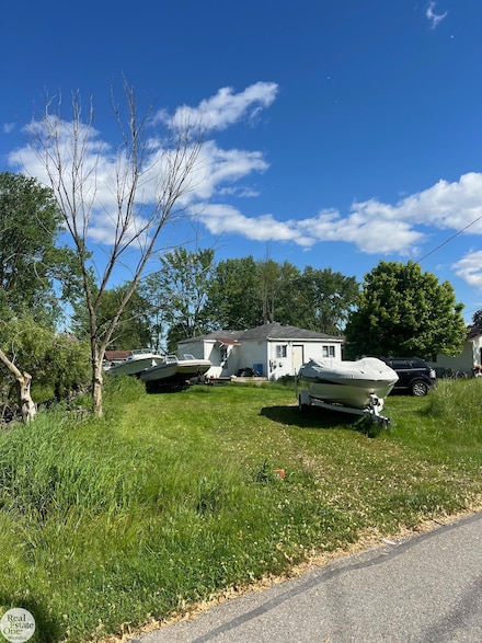 5441 Orchard Dr, East China, MI 48054