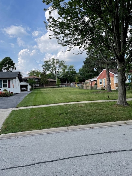 22 W Graham Ave, Lombard, IL 60148