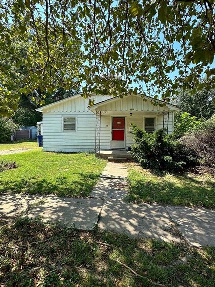213 N Illinois Ave, Columbus, KS 66725