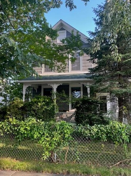 92 Walnut St, Lynbrook, NY 11563