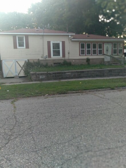 715 Pearl St, Belding, MI 48809