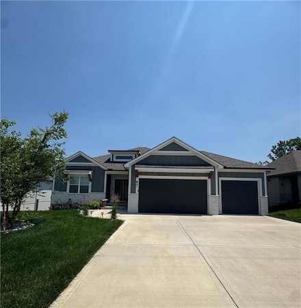 821 Old Paint Rd, Raymore, MO 64083