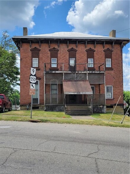 228 W Market St, Cadiz, OH 43907
