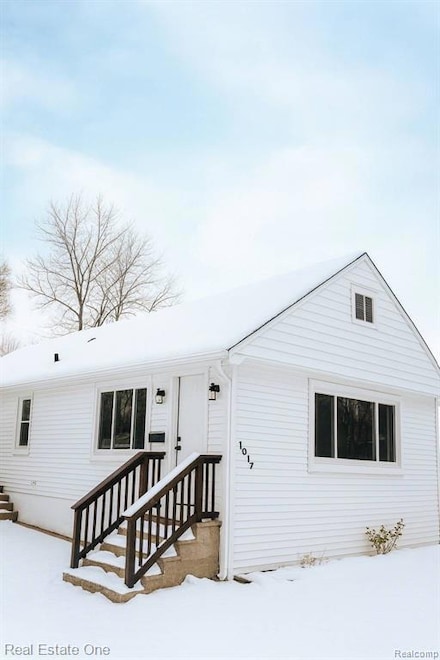 1047 Lakeview St, Waterford, MI 48328