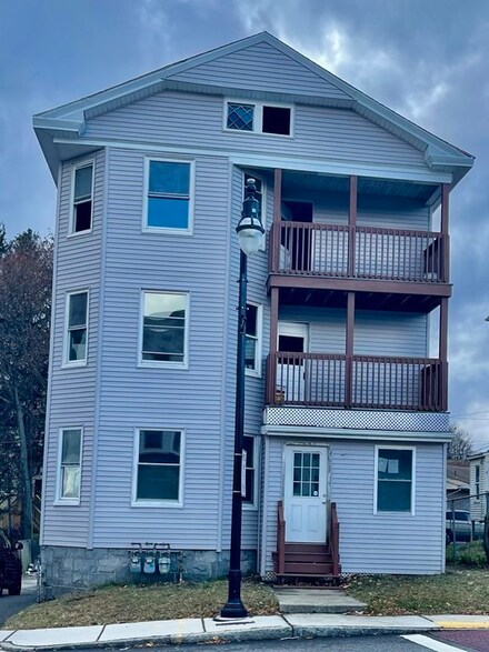 8 Massasoit Rd, Worcester, MA 01604