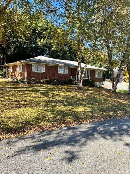 205 Lamont St, Oak Hill, WV 25901