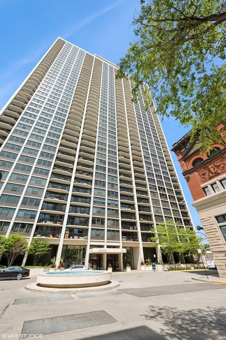 1560 N Sandburg Terrace Unit 1605J, Chicago, IL 60610
