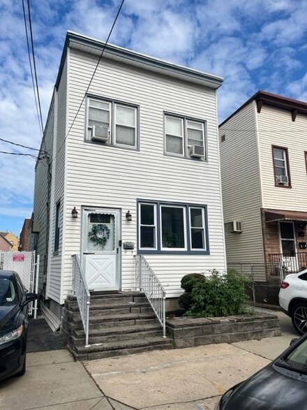 33 W 12th St, Bayonne, NJ 07002