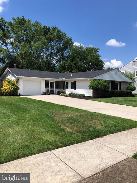 13141 Pavilion Ln, Fairfax, VA 22033