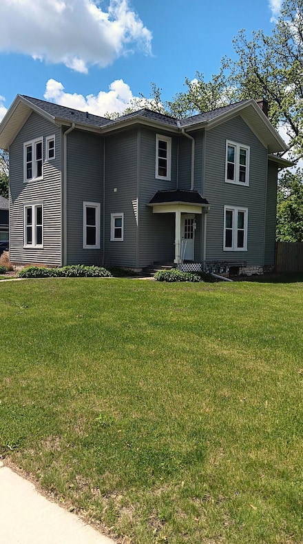 304 S Silver Lake St, Oconomowoc, WI 53066