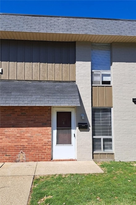 115 College Park Dr, Coraopolis, PA 15108