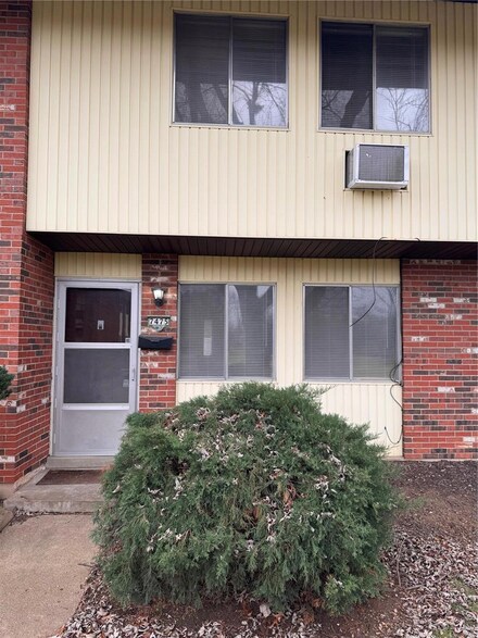 7475 Hazelcrest Dr, Hazelwood, MO 63042