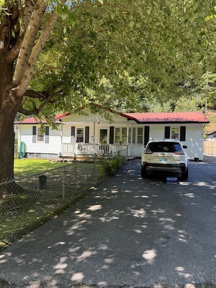 8 W Maude Rd, Inez, KY 41224