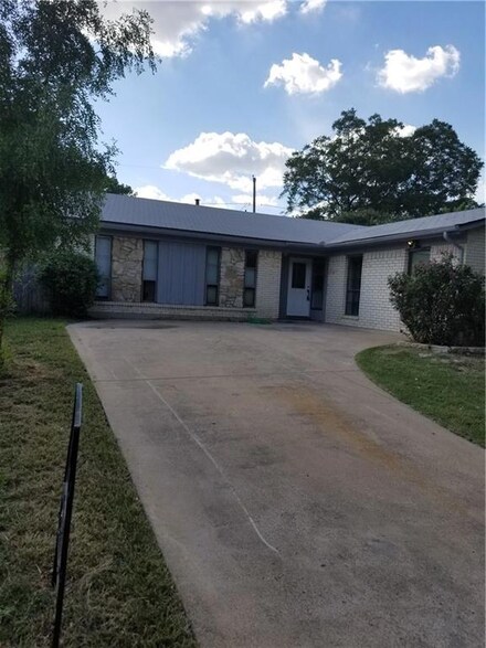 1704 Barron Ln, Fort Worth, TX 76112
