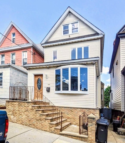 6731 52nd Rd, Maspeth, NY 11378