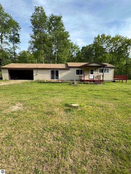 5212 Rose City Rd, Lupton, MI 48635