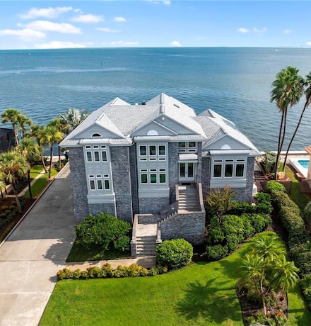 709 Key Royale Dr, Holmes Beach, FL 34217