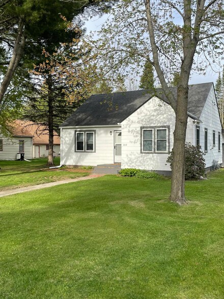 208 293 1/2 Ave NW, Isanti, MN 55040