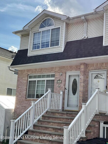 131 Darnell Ln, Staten Island, NY 10309