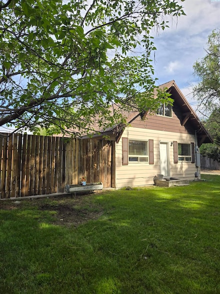 806 E Ave, Granger, WA 98932