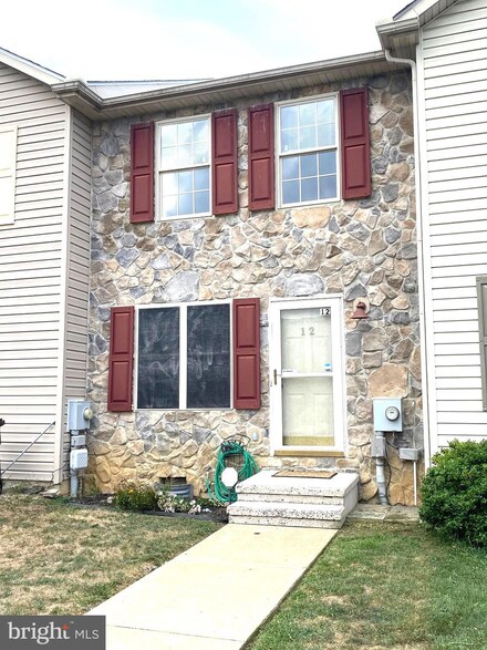12 Jonathan Ct, Inwood, WV 25428
