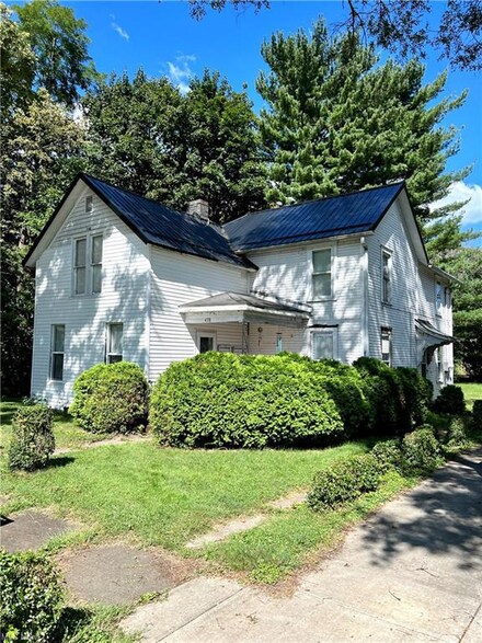 438 N 10th St, Coshocton, OH 43812