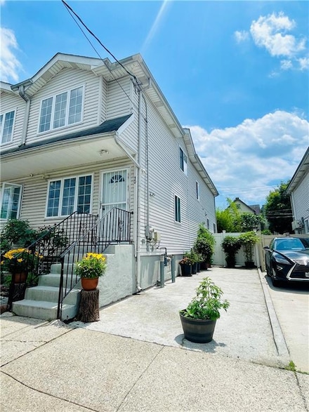 30 Winegar Ln, Staten Island, NY 10310