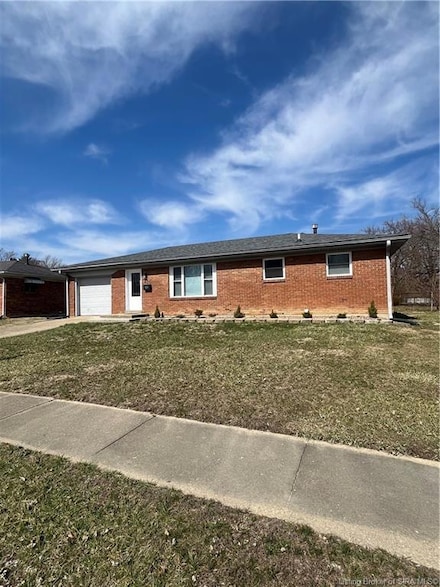 321 Country Club Dr, New Albany, IN 47150