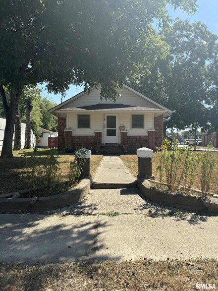 202 N Victor St, Christopher, IL 62822