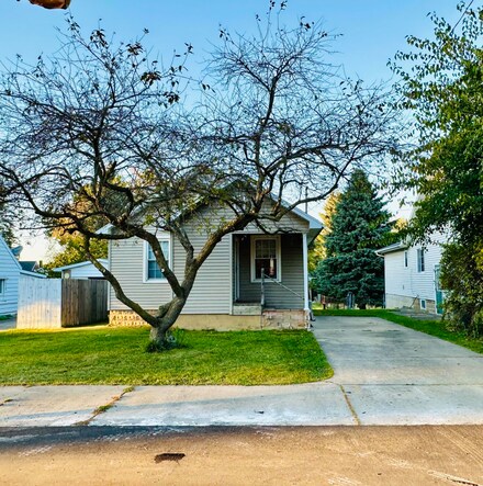 608 Royal Dr, Jackson, MI 49202
