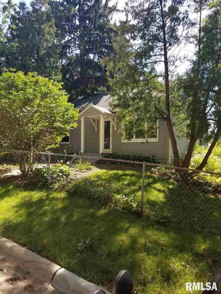 2537 Cody St, Bettendorf, IA 52722